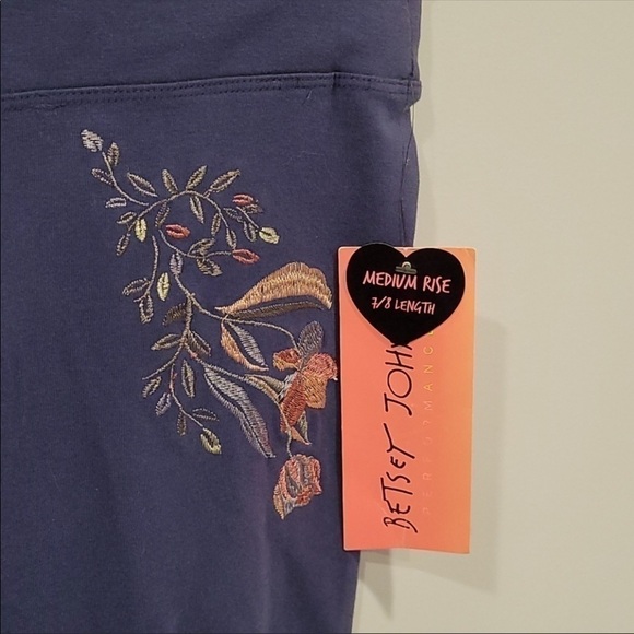 🎉 SALE Betsy Johnson Performance Leggings. Irregular - Picture 4 of 9